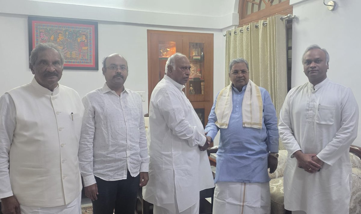 siddaramaiah's tweet photo. Had a warm meeting with AICC President Shri Mallikarjun Kharge in New Delhi today.

Shri K. J. George, Shri Priyank Kharge, and MLC Dr. Yathindra Siddaramaiah were also present. https://t.co/l44pwy7o9z