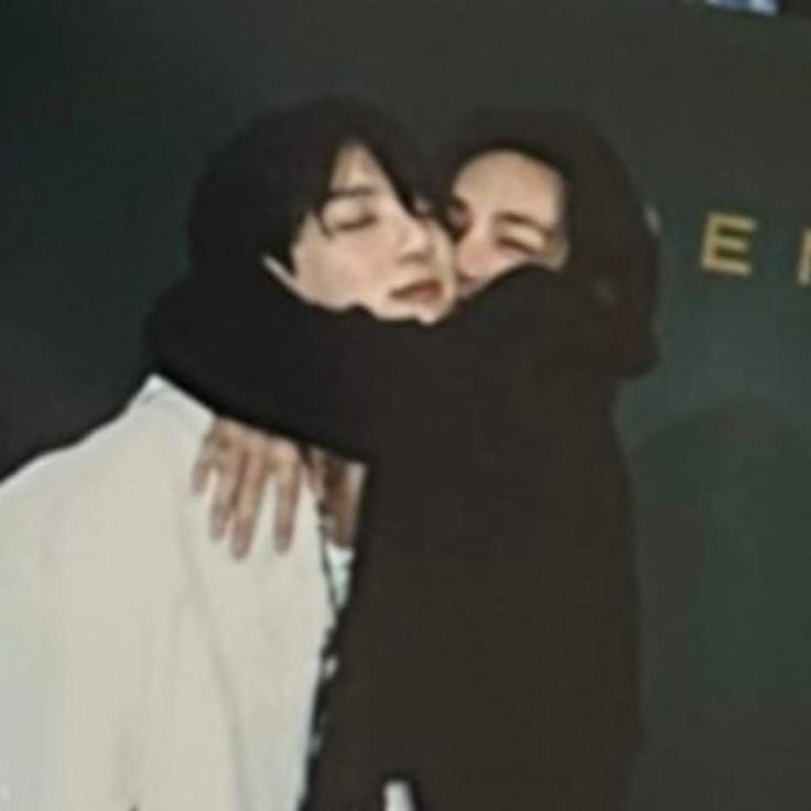archivedtaekook's tweet photo. So Jungkook closes his eyes whenever taehyung holds him like this??? 😭 https://t.co/zCNn6oohYr