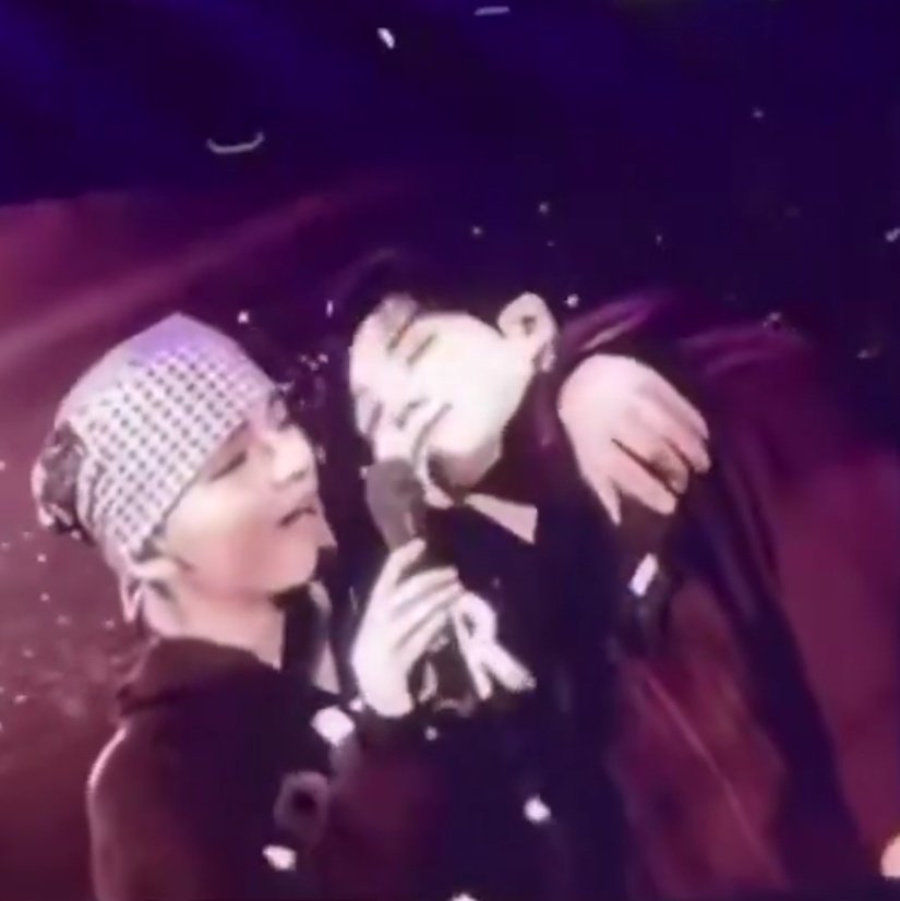 archivedtaekook's tweet photo. So Jungkook closes his eyes whenever taehyung holds him like this??? 😭 https://t.co/zCNn6oohYr