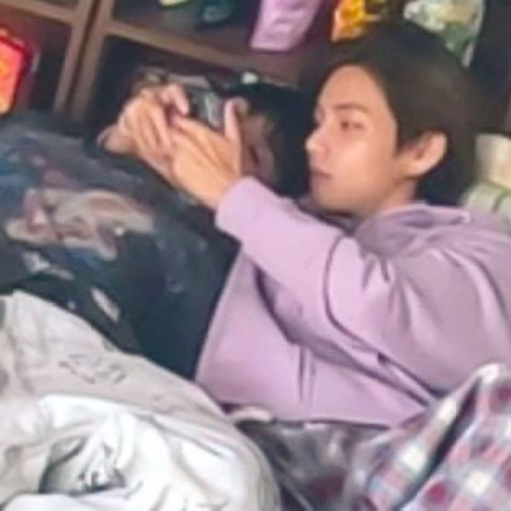 archivedtaekook's tweet photo. So Jungkook closes his eyes whenever taehyung holds him like this??? 😭 https://t.co/zCNn6oohYr