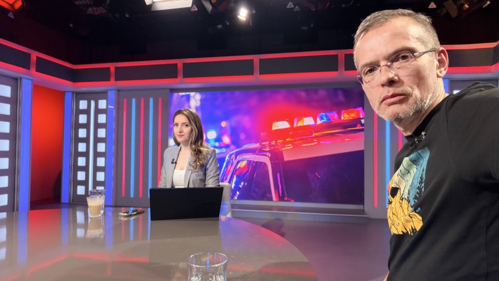 Ade_linPetrisor's tweet photo. De la 4 dimineața sunt în direct la TVR. Drona care a lovit blocul din Galați este un Geran 2 rusesc. Asta înseamnă că avea niște kilograme bune de explozibil. Din fericire, am avut noroc și n-a murit nimeni. Drona a lovit casa liftului și a făcut o gaură de 1 metru în tavanul apartamentului de la ultimul etaj. A căzut deasupra unui hol și așa oamenii au avut șanse. Azi va fi o zi plină de circ. În funcție de interes, politicienii vor arunca unii în alții cu acuzații, iar noi vom spera să avem noroc și pe viitor. Atât timp cât agresiunea rusă va continua, va fi o problemă de când, nu una de dacă.