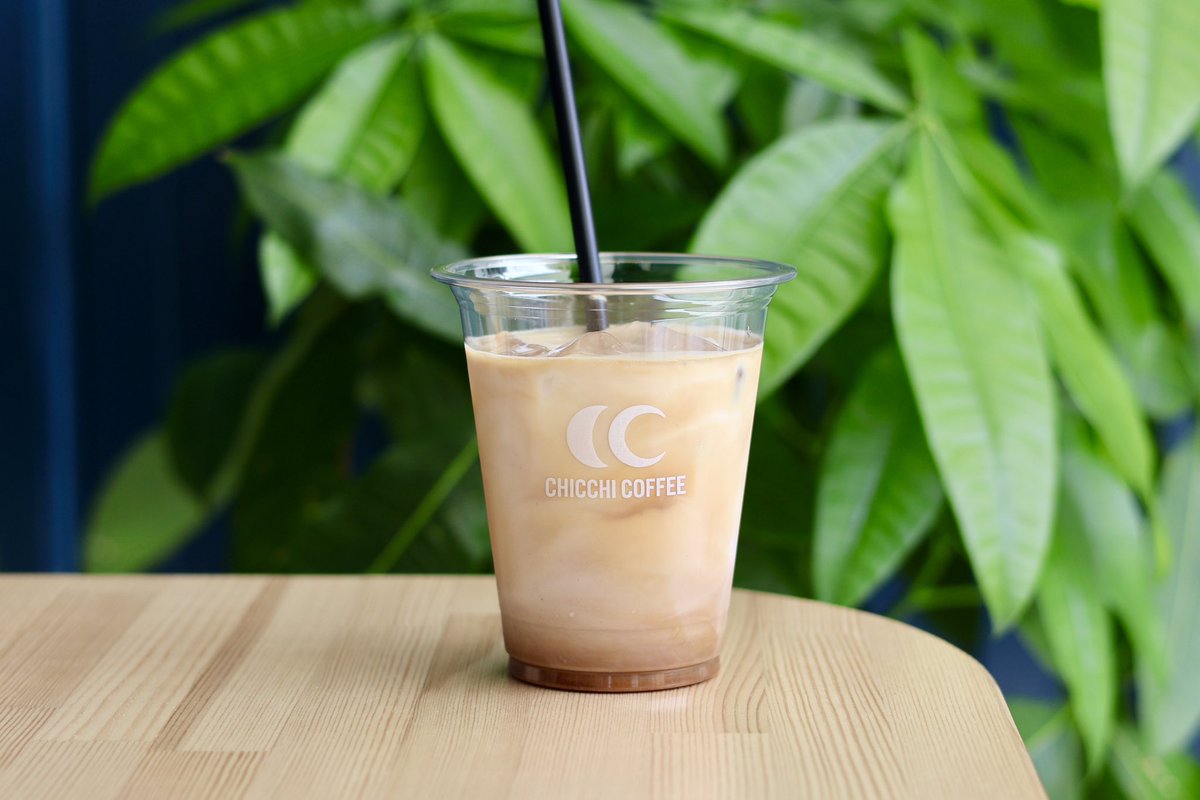 chicchicoffee's tweet photo. 5/30は「アーモンドミルクの日」

今年のアーモンドミルクの日は【デカフェ変更オプション】をスタートします☕️

植物性ミルクのラテも、
＋60円でデカフェに変更いただけます♪

〈対象商品〉
・アーモンドミルクラテ
・オーツミルクラテ

植物性ミルクに合うデカフェが出来上がりました🎶 https://t.co/RM1AZAbMLE