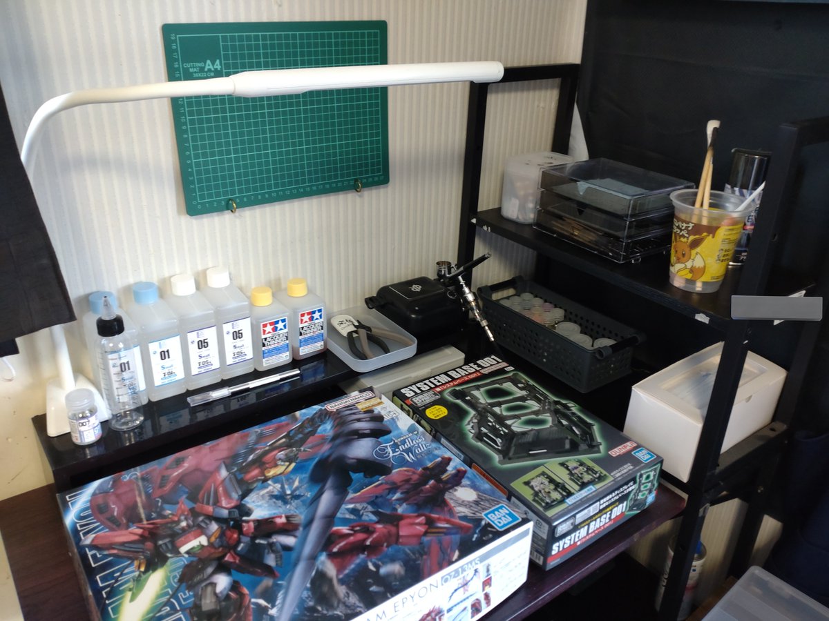 flowlayet_sub's tweet photo. プラモ用のブースを作りました
あとエピオンが机にあった(記憶喪失) https://t.co/STiZDHSizs