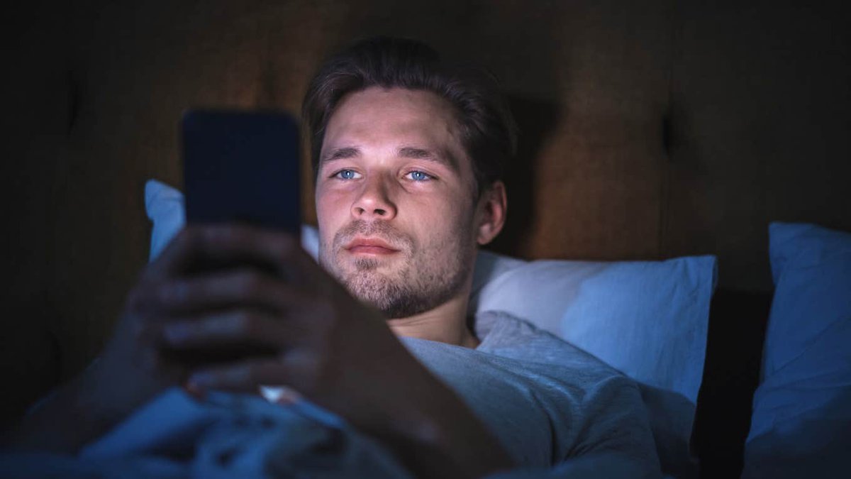 RealSaintEmma's tweet photo. Nobody talks about "Revenge Bedtime Procrastination" But it's silently destroying ur health.
Scrolling at midnight just to "reclaim your day"? That's not relaxation. That's cortisol spiking, &amp; ur brain aging.
The body repairs ONLY in deep sleep. You can't hack that. 🧠⚠️ https://t.co/jOTRIQIdgn