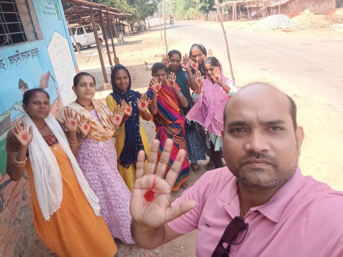 DistrictBijapur's tweet photo. 🔴 बीजापुर में #RedDotAbhiyan बना जागरूकता की नई पहचान।
गांव-गांव तक पहुँच रहा संदेश —
“माहवारी कोई शर्म नहीं, हर बेटी का सम्मान है।”
खुलकर होगी बात, तभी आगे बढ़ेंगी बेटियाँ।
#Bijapur #MenstrualHygieneDay #PeriodAwareness https://t.co/kRbX4qXeDd
