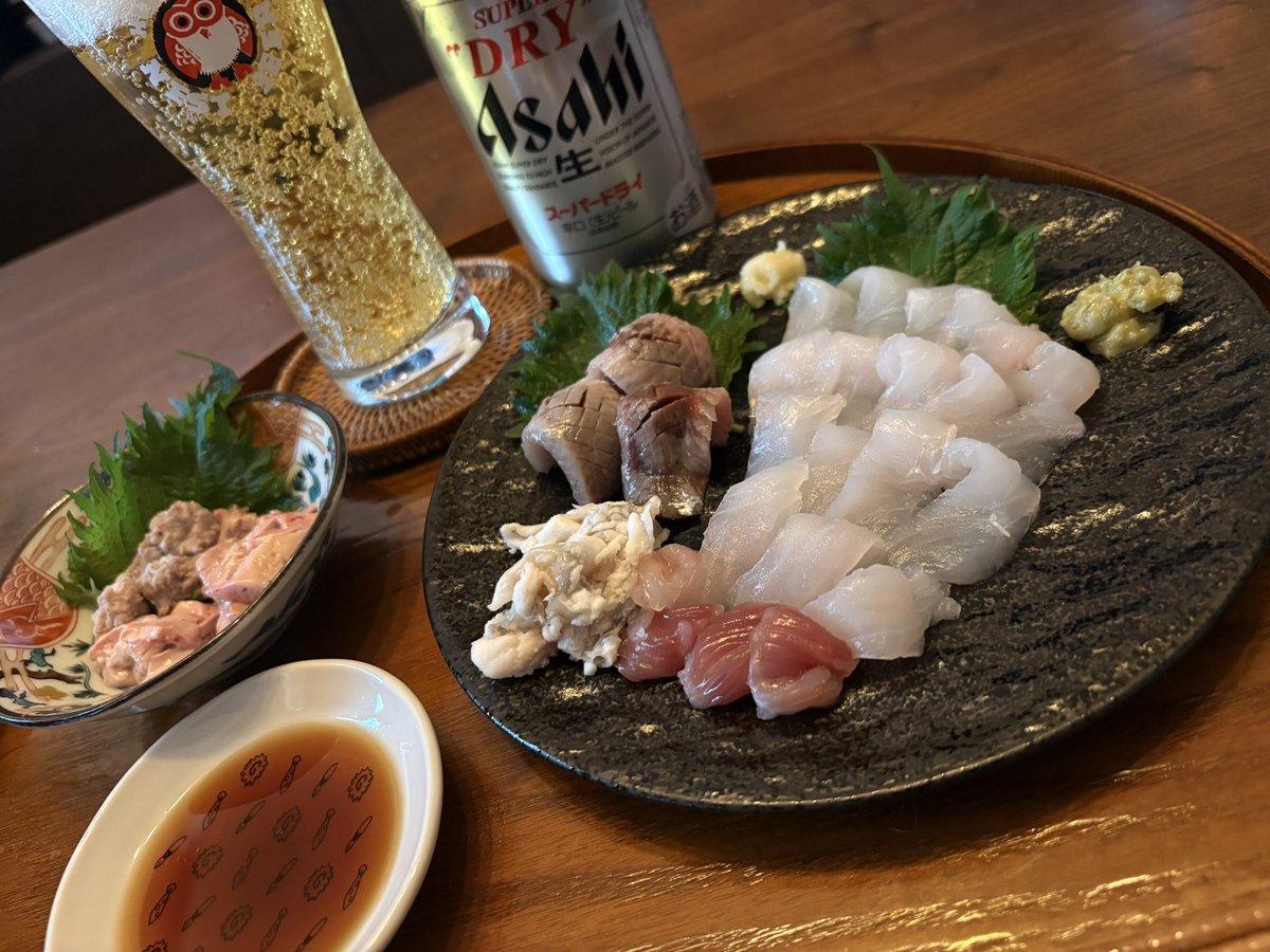 今日のうまづらはぎ昼呑みセット🍺 アジとかポピュラーな子はあんまり捌いたことないくせにうまづらはぎだけは人並みに捌けるようになってきたかもしれ ...