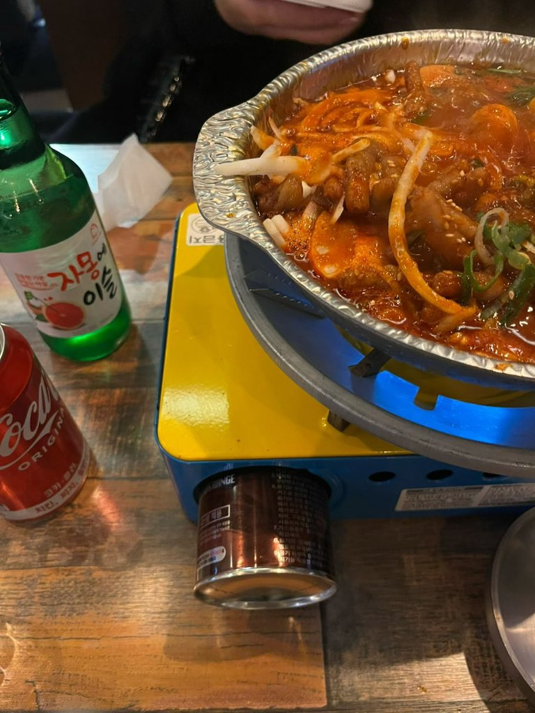 syncb1jz's tweet photo. 谢谢自动翻译让我看到了一堆韩餐，此刻我格外想念烤猪蹄 鱼饼汤 水芹菜烤肉 bhc 校村炸鸡（韩国的炸鸡真的有魔力在国内从未见过一样的味道）辣奶油炖鸡 年糕宽粉 土豆脊骨汤还有最念念不忘的鸡蛋黄油吐司🍞…… https://t.co/nGOCXBWf7L