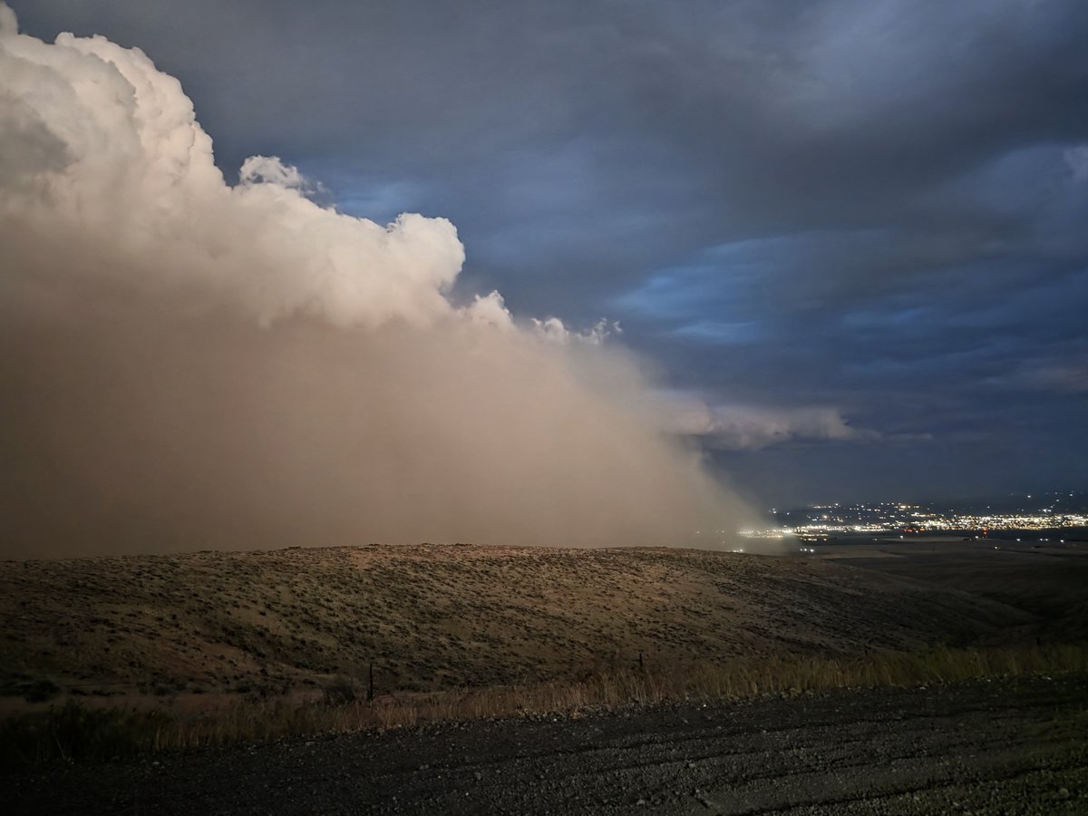 More_Moss_'s tweet photo. Watched a haboob roll in above Quincy, then got blasted by some 60mph tumbleweeds on a severe warned storm. Awesome.

#wawx https://t.co/jMmULO417m