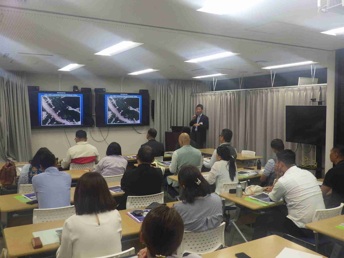 rokko_sabo's tweet photo. 令和8年5月15日にJICAが実施するプログラムの一環として、インド共和国の災害管理局職員ら13名が六甲砂防事務所を来訪されました。六甲山地での過去の土砂災害とその対策について学習し、現地では既存砂防堰堤を視察いただき、日本の砂防事業への理解を深めていただきました。https://t.co/O1PsK19gCl https://t.co/esqaR9YnQR
