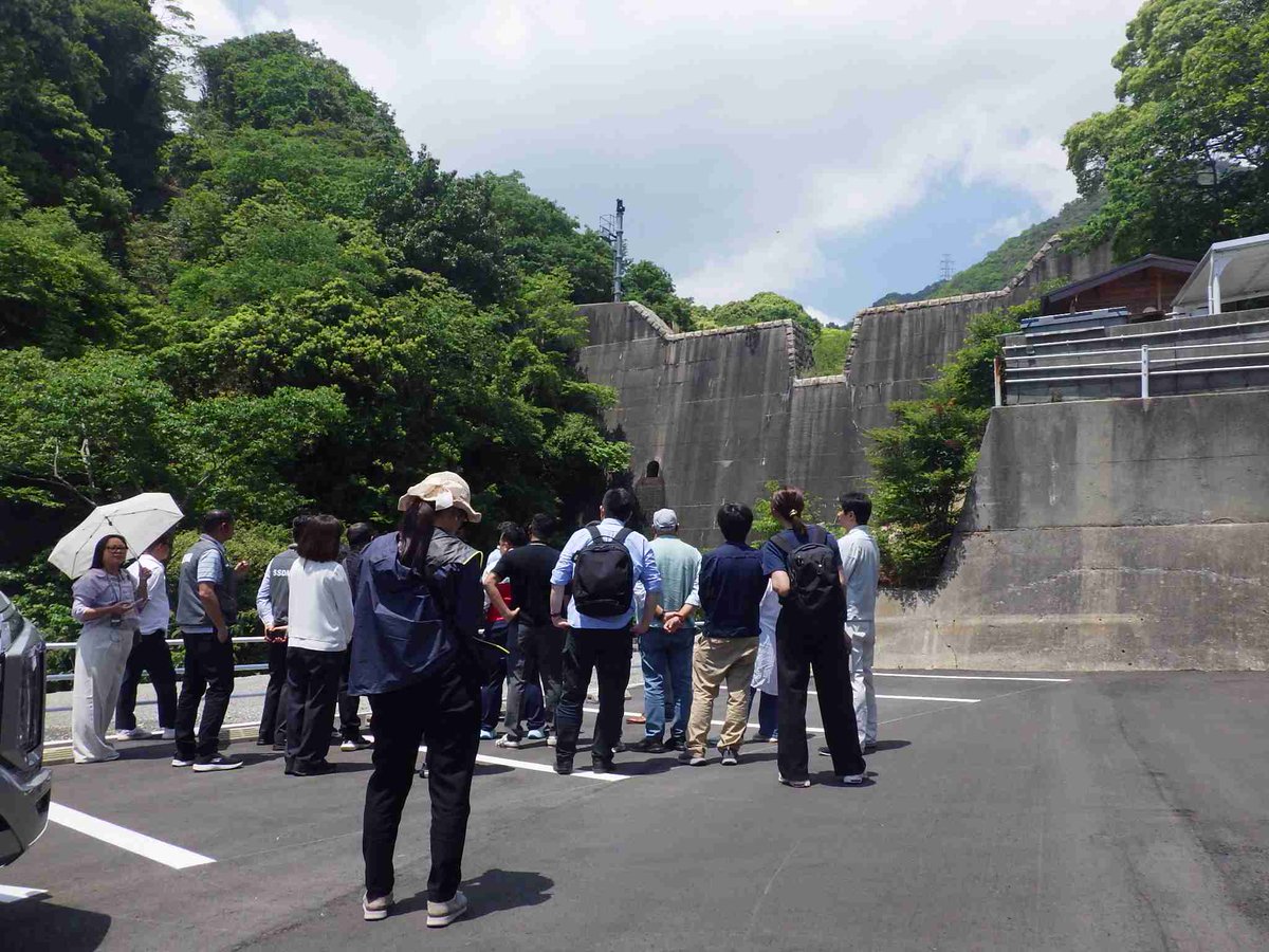 rokko_sabo's tweet photo. 令和8年5月15日にJICAが実施するプログラムの一環として、インド共和国の災害管理局職員ら13名が六甲砂防事務所を来訪されました。六甲山地での過去の土砂災害とその対策について学習し、現地では既存砂防堰堤を視察いただき、日本の砂防事業への理解を深めていただきました。https://t.co/O1PsK19gCl https://t.co/esqaR9YnQR