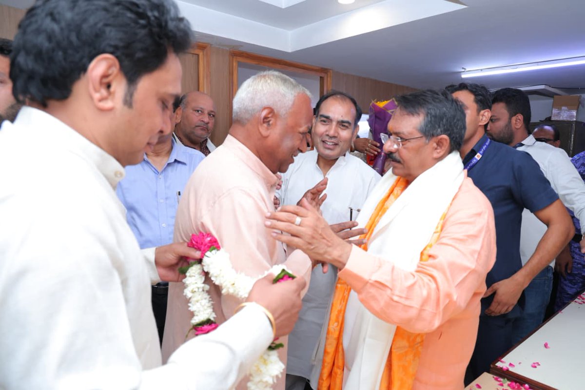 hdmalhotra's tweet photo. आज निवास स्थान पर पार्टी कार्यकर्ताओं एवं क्षेत्रवासियों से आत्मीय मुलाकात कर उनका स्नेह, शुभकामनाएँ और आशीर्वाद प्राप्त किया। 🙏

कार्यकर्ताओं का उत्साह, विश्वास और संगठन के प्रति समर्पण निरंतर नई ऊर्जा एवं प्रेरणा प्रदान करता है। भारतीय जनता पार्टी का प्रत्येक कार्यकर्ता राष्ट्रसेवा के संकल्प के साथ समाज के अंतिम व्यक्ति तक पहुँचने के लिए प्रतिबद्ध है।

आप सभी का स्नेह और समर्थन ही मेरी सबसे बड़ी शक्ति है। हृदय से सभी का आभार। 🇮🇳

@BJP4India @BJP4Delhi @PMOIndia @narendramodi @AmitShah @NitinNabin @blsanthosh #HarshMalhotraBJP