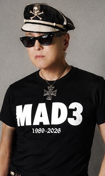 mad3_official's tweet photo. WE WANT MAD! Tee
https://t.co/AcOZ4Yzb3Q

フロントにはMAD3のロゴと結成から活休までの年号、バックには2025年、CHAOS U.K.のGabbaがオーガナイズしてくれたヨーロッパ•ツアーの時に使用した“WE WANT MAD”のスローガンを描いたボードを、特大サイズでプリントしました。
残念ながら2026年3月9日亡くなったGabbaの部屋でそのボードが見つかりました。
MAD3のラストライブに駆けつけてくれるはずだったGabbaの想いを込めてTシャツにしました。

Size : XS / S / M / L / XL
Body Color : Black
Body : 5.6 oz High quality T-Shirt
Materia l: COTTON100%