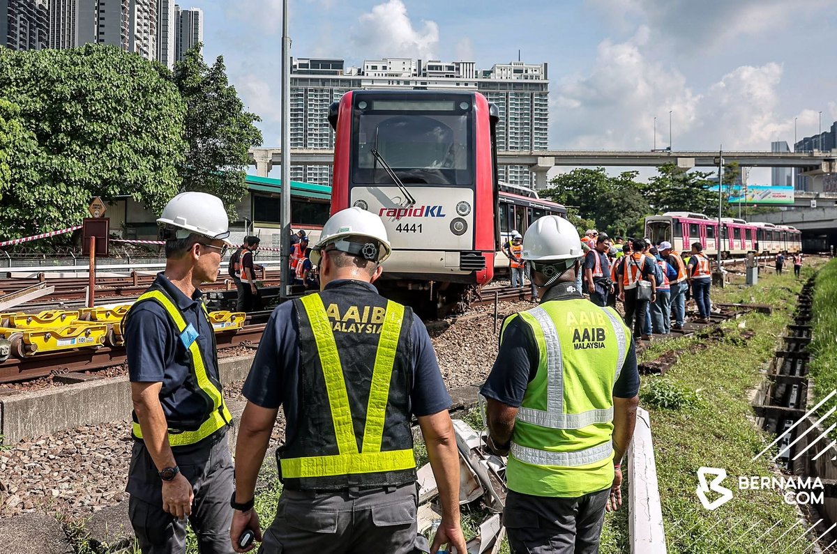 bernamadotcom's tweet photo. Menteri Pengangkutan Anthony Loke meninjau lokasi insiden tren Transit Aliran Ringan (LRT) yang tergelincir berhampiran Stesen Chan Sow Lin, Kuala Lumpur hari ini.

Menurut Loke, landasan yang terlibat dengan LRT tergelincir itu   dijangka beroperasi menjelang Rabu ini.

Dalam insiden pagi semalam, sebuah tren Laluan Ampang/Sri Petaling tergelincir berdekatan Stesen Chan Sow Lin akibat kerosakan suis landasan yang menjejaskan jadual perkhidmatan, namun kesemua 25 penumpang yang terlibat selamat dipindahkan tanpa sebarang kecederaan.

📸 FotoBERNAMA 

#BernamaNews
#BernamaImages 
#LRTTergelincir 
@MOTMalaysia
@anthonyloke