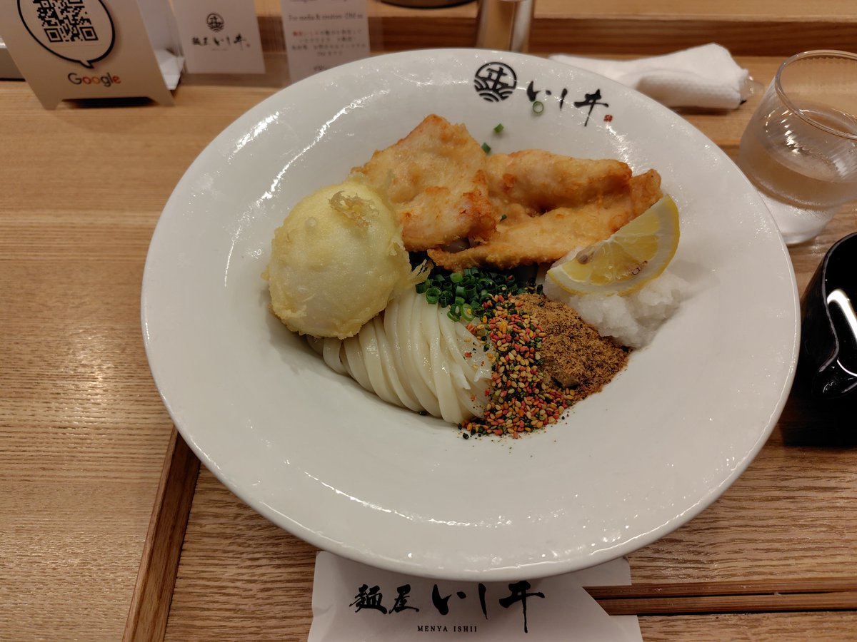 TelephonyLive's tweet photo. 暑いと無性に食べたくなる冷やしぶっかけうどん。
やはり鶏天卵トッピングは絶対です。
人気店のようで並びましたが美味しかった〜🤤
#冷やしぶっかけうどん https://t.co/CQgC3C0FM8