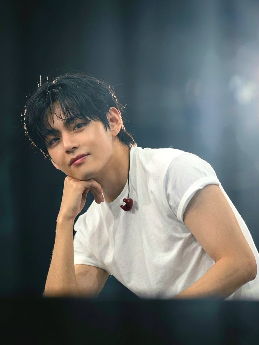 ktiv95's tweet photo. “The passion to see you never leaves my heart. 🖤

#thv #kimtaehyung #TAEYANG_QUINTESSENCE 

My writing🦢 https://t.co/KHSMXemP7a