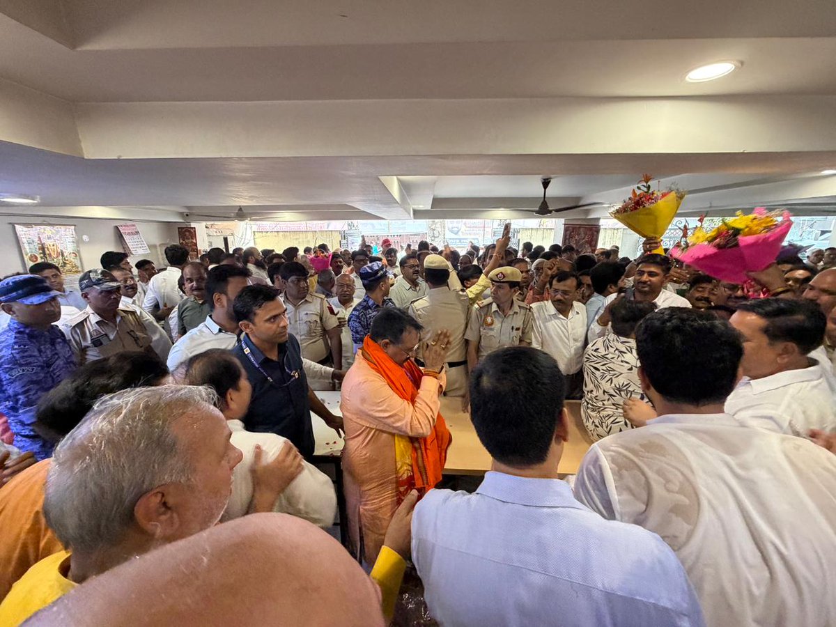 hdmalhotra's tweet photo. आज निवास स्थान पर पार्टी कार्यकर्ताओं एवं क्षेत्रवासियों से आत्मीय मुलाकात कर उनका स्नेह, शुभकामनाएँ और आशीर्वाद प्राप्त किया। 🙏

कार्यकर्ताओं का उत्साह, विश्वास और संगठन के प्रति समर्पण निरंतर नई ऊर्जा एवं प्रेरणा प्रदान करता है। भारतीय जनता पार्टी का प्रत्येक कार्यकर्ता राष्ट्रसेवा के संकल्प के साथ समाज के अंतिम व्यक्ति तक पहुँचने के लिए प्रतिबद्ध है।

आप सभी का स्नेह और समर्थन ही मेरी सबसे बड़ी शक्ति है। हृदय से सभी का आभार। 🇮🇳

@BJP4India @BJP4Delhi @PMOIndia @narendramodi @AmitShah @NitinNabin @blsanthosh #HarshMalhotraBJP