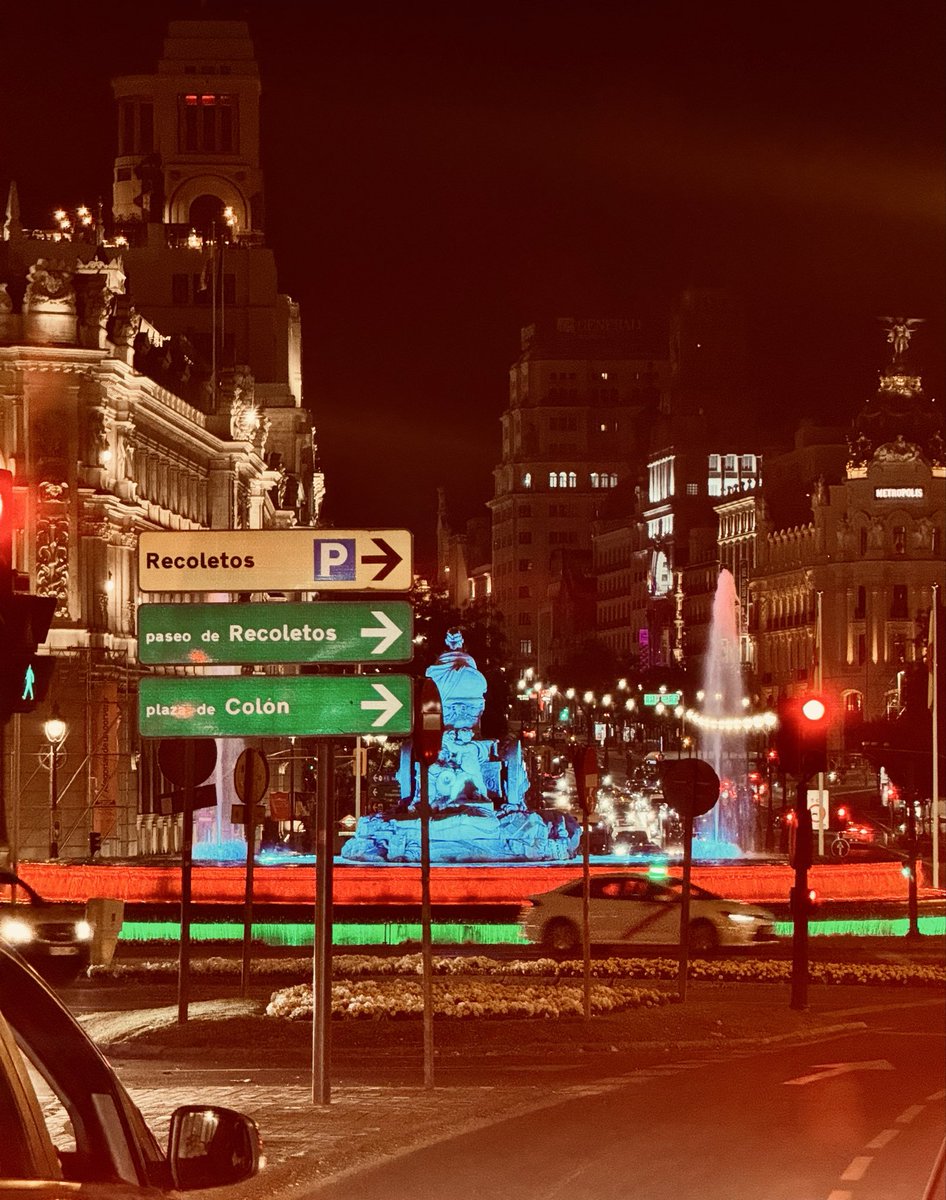 AzEmbSpain's tweet photo. Anoche, #28demayo con motivo del Día de la #Independencia de la República de #Azerbaiyán, la emblemática ⛲️ fuente de #Cibeles situada en el centro de la capital española, @MADRID ha sido nuevamente iluminada con los colores de la bandera de 🇦🇿 https://t.co/deQEibkpIr
