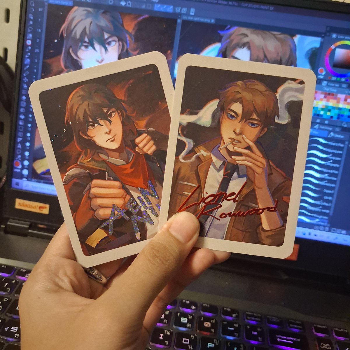 _Krappuy's tweet photo. ภาพ OC card ที่ทำกับร้าน Untitled Group หลังจากที่เล็งมานาน แต่ไม่เคยปั่นภาพทัน 😂 แวะมาแลกกันได้ที่บูธในงาน #ComicAvenue11 #CA11 นะคะ

🍵Illriel &amp; Happy Tea Friends I03-I04
🗓️SAT Only - May 30 2026
📍Central Westgate, Westgate Hall Fl.4
🕘10.30-18.00PM

#OCTradingCardTH https://t.co/nvB0zfBOtp