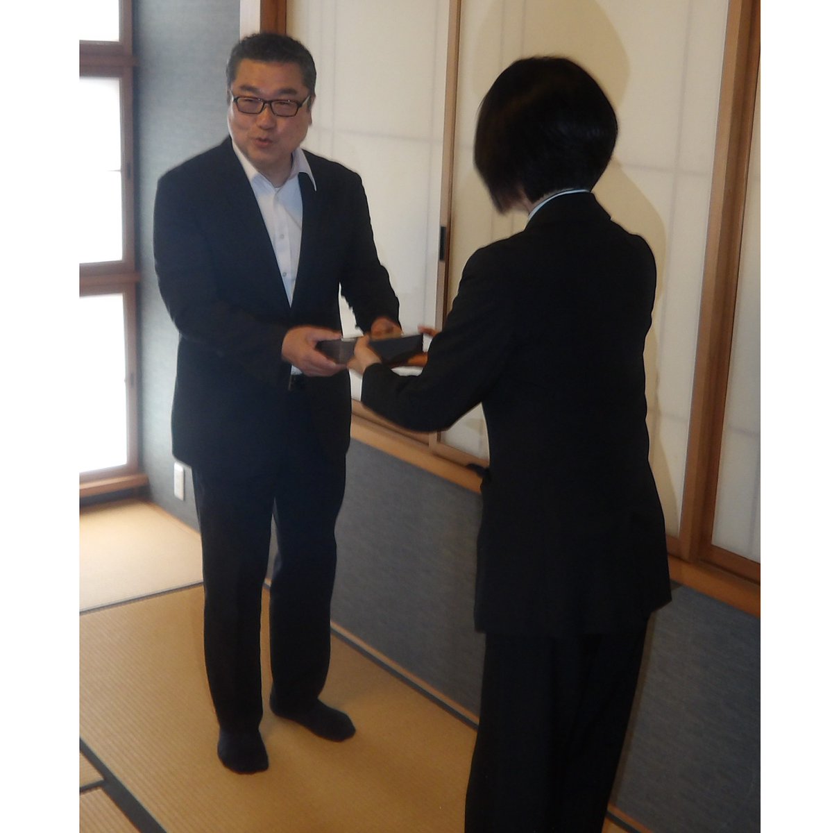 koho_MPP's tweet photo. 5/27 #加美警察署 では飲酒運転根絶に向け、加美地区交通安全協会等が作成した「飲酒運転根絶ステッカー」の贈呈式を行い、加美署長が代表して加美地区飲食店組合にステッカーを贈呈して飲酒運転の根絶を強く呼びかけました。
飲酒運転は重大な犯罪です。
飲酒運転しない！させない！許さない！ https://t.co/ifpHY5DvIF
