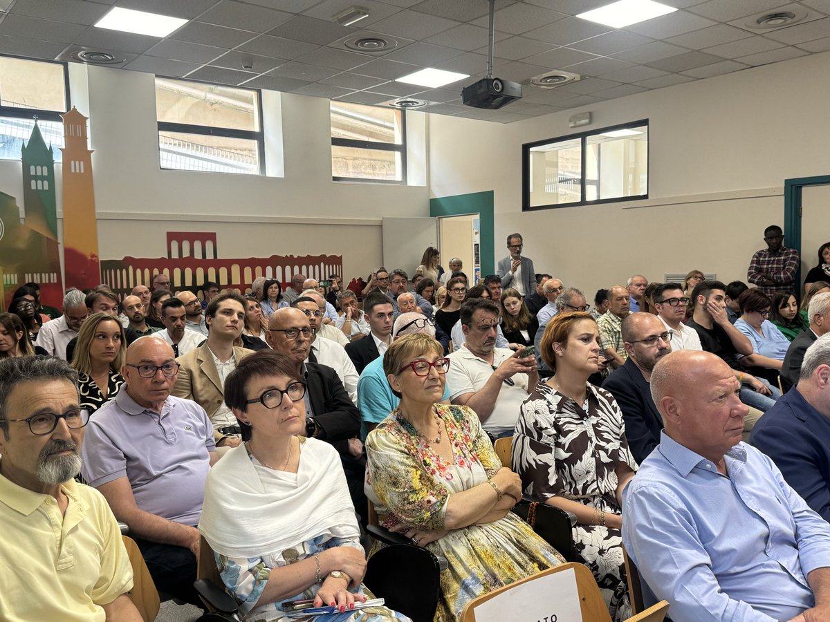 CislNazionale's tweet photo. #DanielaFumarola al Consiglio Generale della @cislverona: «Mancano giovani e profili qualificati: la transizione demografica sta già cambiando il mercato del lavoro. Formazione, orientamento, apprendistato, dialogo tra scuola, università e imprese: è da qui che passano sviluppo economico e futuro delle nuove generazioni. 
Una sfida da affrontare facendo quello che sappiamo fare meglio: stare nel merito, costruire alleanze, rappresentare e difendere le persone, dare forma a uno sviluppo più giusto e partecipato».
#Giovani #Cisl #Formazione #Verona #Sviluppo @UsrVeneto