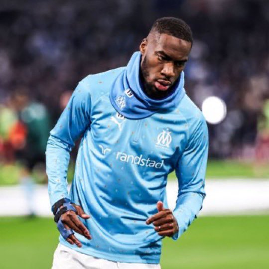 Timnike91's tweet photo. Geoffrey Kondogbia 🇨🇫 serait sur le point de quitter la cité phocéenne pour aller en direction du Nord de l’Angleterre 🏴󠁧󠁢󠁥󠁮󠁧󠁿, chez les blacks cats 🐈‍⬛ selon @MediaFootInside.
On en penses quoi la #TeamOM? 
Personnellement cela permet de faire partir un salaire XXL qui peut alléger les comptes. 
#MercatOM