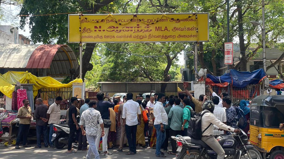 mithunraman's tweet photo. On #WorldHungerDay, Hon. Minister N. Anand (@BussyAnand) hosted a community feast for 1,000 people. Today, he launched the 3rd 'Thalapathy Free Canteen' at the T. Nagar MLA office alongside Dist Sec K. Appunu &amp; party cadres to serve the public! https://t.co/2udQJLmJEZ