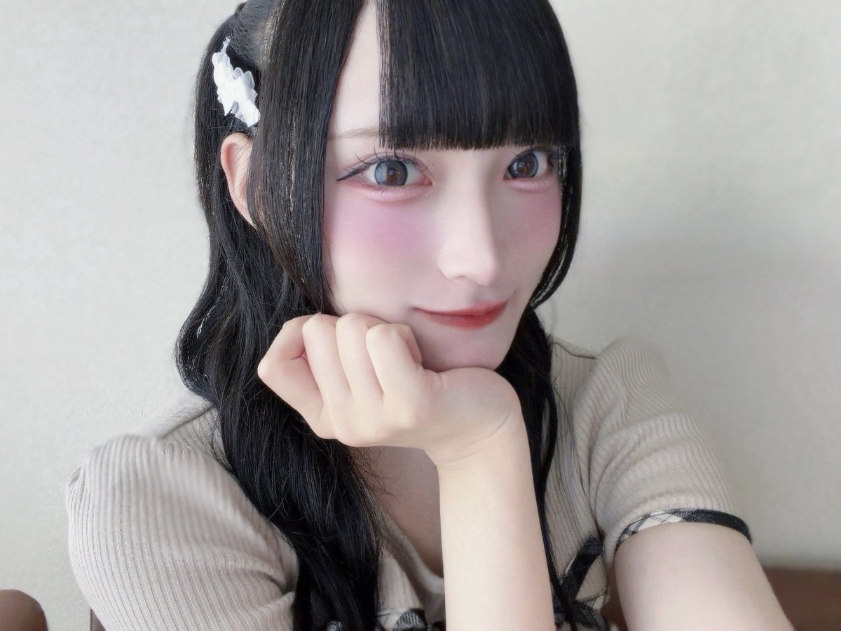 fujino_kokoro's tweet photo. せりから貰った髪飾りｶﾜｲｽｷﾞﾏｾﾝｶ.ᐣ
一緒にお買い物した時に可愛いって見てたの覚えてくれてたみたいです😌 https://t.co/odGlljI1G9