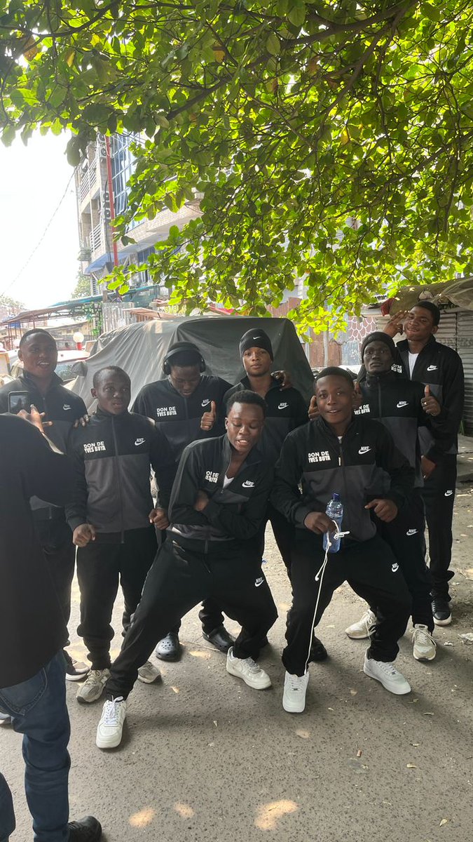 YvesBuya1's tweet photo. #RDC: Frangins: Heureux de vous voir chic avec vos survêtements mon nom mentionné dessus pour représenter #Bandalungwa...
"Don de Yves Buya..."
Soyez les Ambassadeurs de notre commune...
Bonne chance à vous!
Yves #Buya https://t.co/glYNZS1IeN
