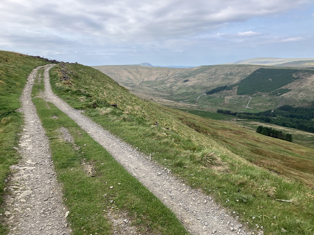 AWalkersTale's tweet photo. Writeup added for the other section of the Pennine Way walked this week (from Hawes to Horton-in-Ribblesdale). Another great section and that's 10 of the 14 days done along this trail. Apologies for the segue into the importance of rail links up north 😅 https://t.co/hOaoHf2P8e https://t.co/kKN3UbDZwb