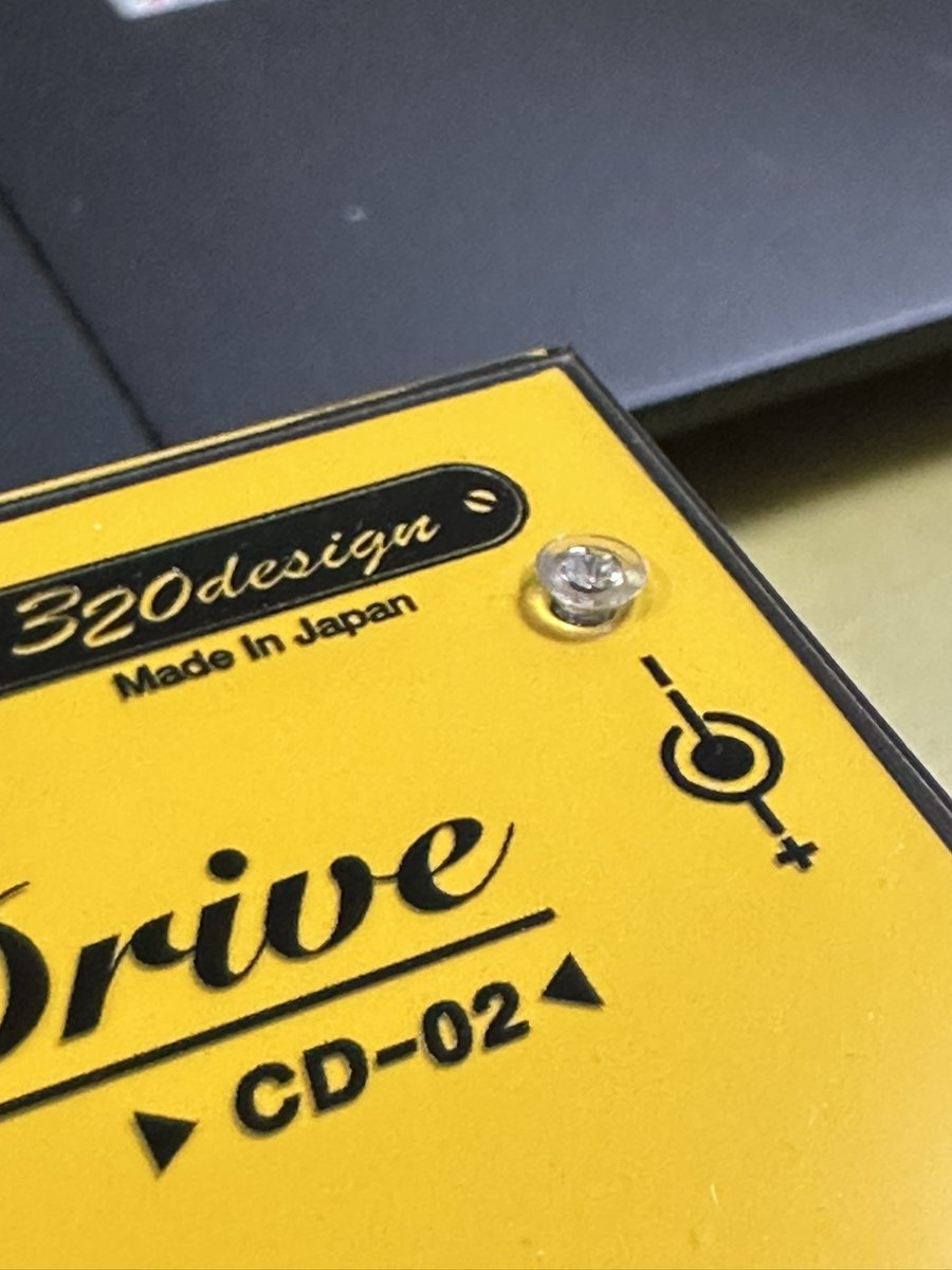 SLAPLUNK's tweet photo. 半年待ってやっと届いたけど、あちこちキズだらけだし、ビスも斜めに入って浮いてるし、音出す前に仕事の雑さにすげぇがっかりしている。#320design #canarydrive https://t.co/6bv9HWRh3f