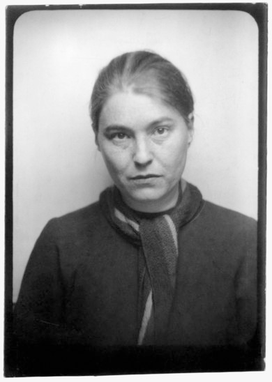 ProfesorJonk's tweet photo. "Cuando eres joven y saludable puedes recuperarte rápidamente de una derrota. Pero la traición es diferente: te paraliza".
Anna Seghers.
Una de las grandes narradoras de Alemania durante el siglo XX.
#Efemeride #AnnaSeghers #literatura https://t.co/vMLuJMp4SN