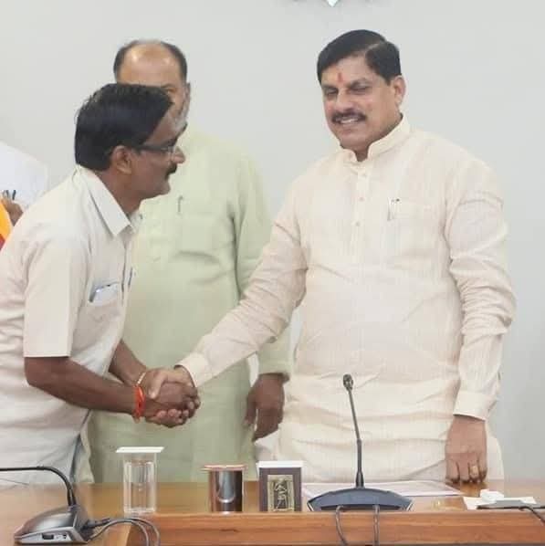 MLYADAV292's tweet photo. @DrMohanYadav51 @AnilJKBJP @YadavKalawati मा . @CMMadhyaPradesh  @DrMohanYadav51 जी आपके #योग आयुर्वेद #स्वदेशी भारतीय शिक्षा वोर्ड #जैविक_खेती गुरुकुल मिशन अभियान को हार्दिक बधाई एवं शुभकामनाएं, मा. मुख्यमंत्री महोदय आपके कुशल नेतृत्व में प्रशासनिक व्यवस्था में सुधार हो रहा है, म.प्र. बदल रहा है, #मुन्नीलाल_जनसेवक https://t.co/pMqqYctyWs