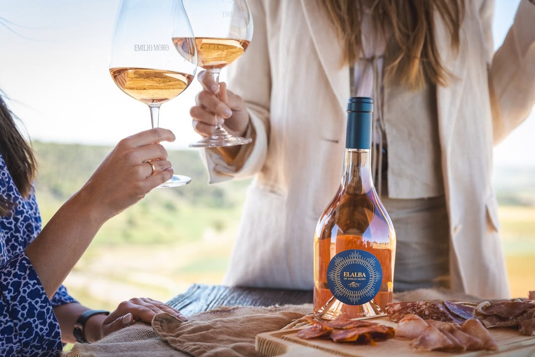 JDicoval's tweet photo. #Elalba, Mejor Vino Rosado del Año 2025 en los #PremiosVerema🍷🌸 

Bodegas Emilio Moro vuelve a demostrar que la elegancia también se expresa en rosa con Elalba, un vino que combina delicadeza, frescura y personalidad ✨ https://t.co/bEtleOOWtU