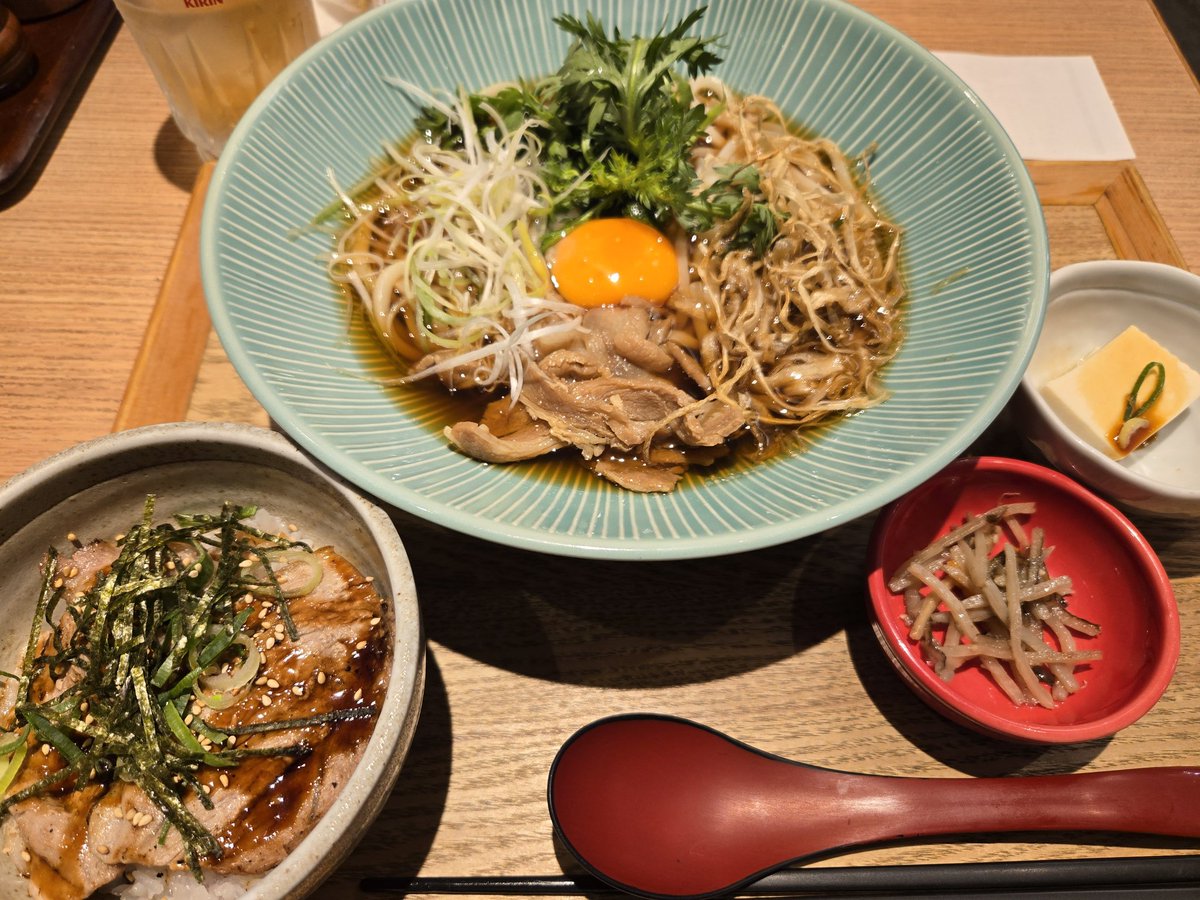 chicory000000's tweet photo. 久しぶりの豚すきうどん(*ΦωΦ)
美味しい♡🐷🐷🐷
今日も一日お疲れ様(꜆*ˊᵕˋ)꜆🍵
#黒ぶたや #豚すきうどん
#晩ご飯😋 #お疲れ様 https://t.co/adxfRiVzvh