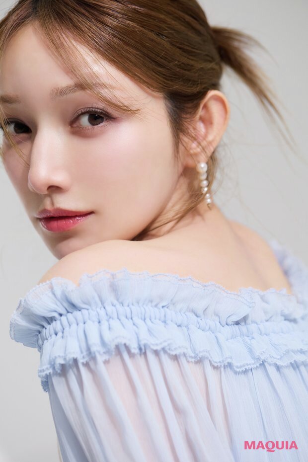 maquia_magazine's tweet photo. 後藤真希さんの肌と体のキレイを保つルーティンを公開🏵️

「毎日体重計に乗るようにしています」
10代の頃から肌と向き合い、学びを重ねてきた後藤真希さん。年齢を重ねながらもベストな肌をキープしてきたスキンケアルーティンや心地よい体のバランスをキープするためルーティンを大公開！

🔗詳しくはこちら
https://t.co/jZKslOPEmk