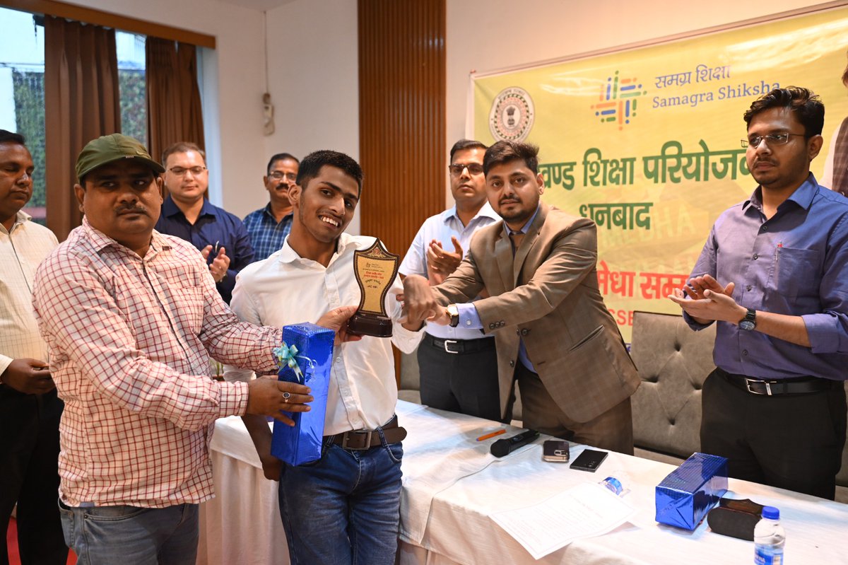dc_dhanbad's tweet photo. धनबाद क्लब में आयोजित विशेष समारोह में #मैट्रिक व #इंटर में उत्कृष्ट प्रदर्शन करने वाले 81 मेधावी विद्यार्थियों को सम्मानित किया। जैक इंटर साइंस में स्टेट टॉपर रशीदा नाज समेत जैक, सीबीएसई, आईसीएसई, सीएम स्कूल ऑफ एक्सीलेंस, कस्तूरबा विद्यालय व नेताजी सुभाष आवासीय विद्यालय के टॉपर्स को सम्मान मिला। 
छात्रों को मोबाइल से दूरी बनाकर किताबों को साथी बनाने, एकाग्रता के साथ मेहनत करने और समाज के लिए प्रेरणा बनने का संदेश दिया। समारोह में तीन दिव्यांग विद्यार्थियों को भी सम्मानित किया गया।
#DistrictAdministration 
#Education
#BoardResult
@prdjharkhand @JharkhandCMO