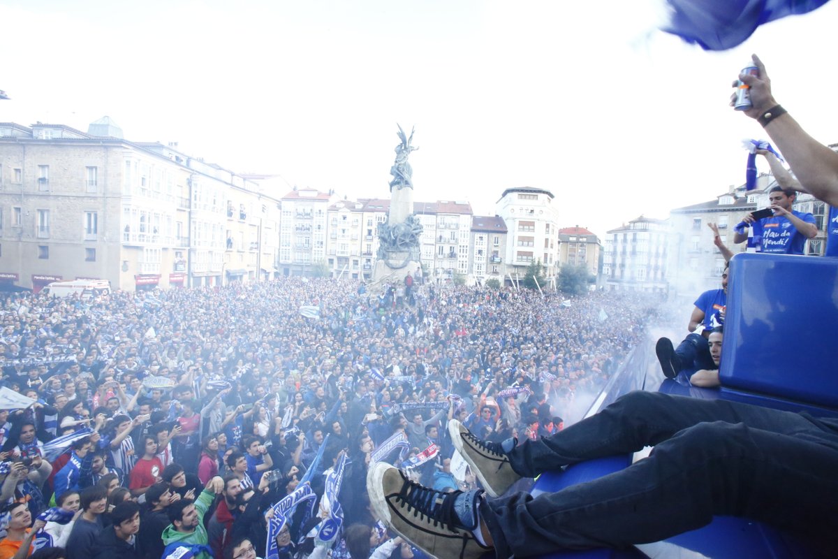Alaves_eus's tweet photo. Oroitzapen loriatsuak ⚪🔵 https://t.co/JkrbRuo7YQ