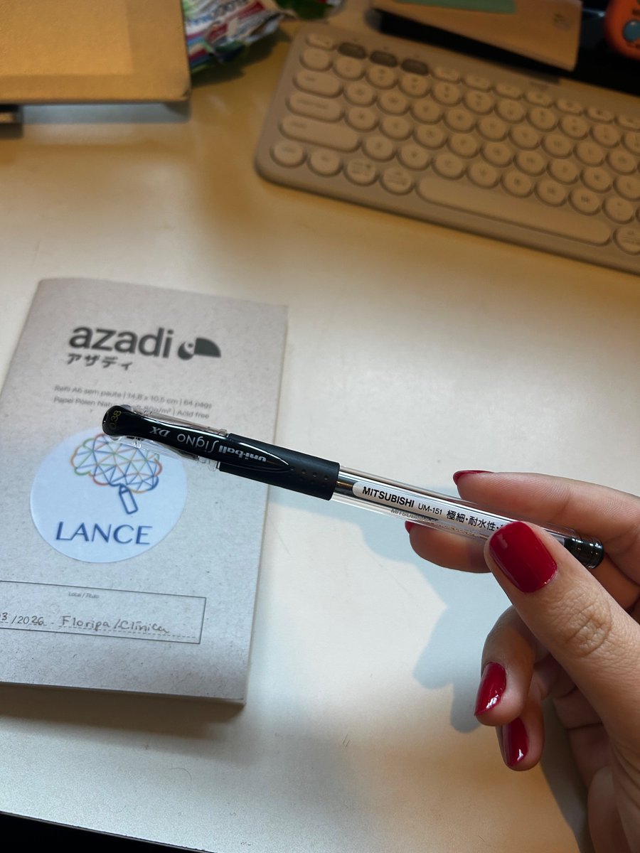 sophybarty's tweet photo. essa caneta mudou a minha vida, melhor caneta em gel que já usei 
não falo isso de forma leviana, eu sou obcecada por papelaria e já usei várias
pena que custou 25 reais https://t.co/w3dMWSMcuH