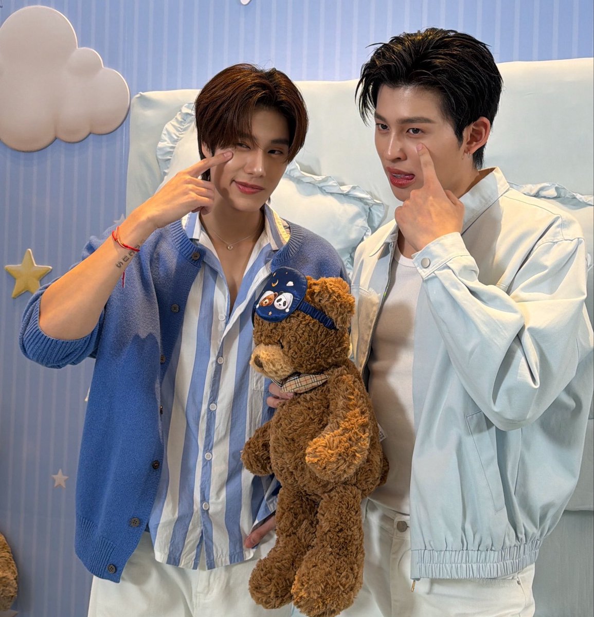 hamburggers's tweet photo. จิ้มแก้มแบบใด ฮืออออออ แค่นี้ก็น่ารักแล้ว ไหนลองจิ้มแก้มกันหน่อย👉🏻👈🏻

POND PHUWIN MIZUMI PAJAMAS PARTY​

#MizuMixPondPhuwin https://t.co/3IS8G1f2Ye