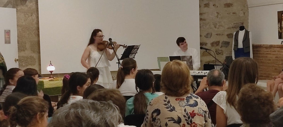 MuseodeOlivenza's tweet photo. 𝑼𝒏 𝑽𝒊𝒂𝒋𝒆 𝑺𝒐𝒏𝒐𝒓𝒐, concierto didáctico, intergeneracional, ofrecido esta mañana en el @MuseodeOlivenza por 🎻🎹 por 𝐄𝐨𝐥𝐢𝐚 𝐃ú𝐨. https://t.co/B1KR8S3z1r