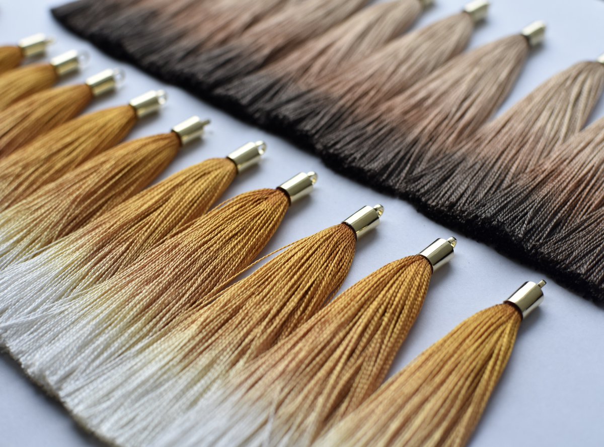 tabane2tassel's tweet photo. 《狐しっぽタッセル ピアス/イヤリング》《狸しっぽタッセル ピアス/イヤリング》の常設販売を始めました！
狐と狸の尻尾に見立ててグラデーションに手染めしたタッセル🦊🍂
透かしの玉飾り付きです♪
minne▷https://t.co/tBLBZkIKbP
Creema▷https://t.co/d9LyaMRHUT https://t.co/xc3yAl3kn7