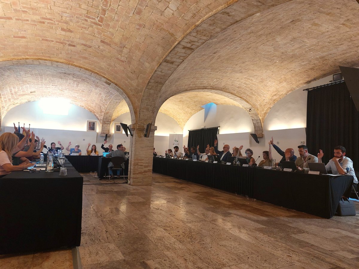 CCGarraf's tweet photo. ✔️​El ple del Consell Comarcal del Garraf ha aprovat millores per reforçar les polítiques socials en els àmbits de dependència, protecció de la infància i ajuts d'urgència, entre d'altres punts.
➡️​Al web trobareu un resum dels punts del ple https://t.co/90904yKcxh https://t.co/2HfTiYstFE