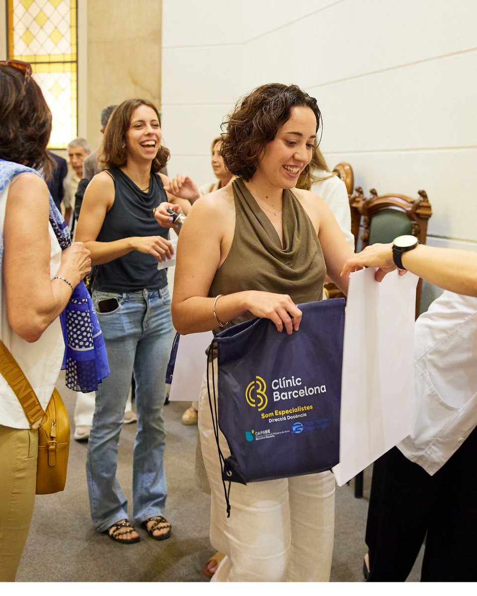 hospitalclinic's tweet photo. El #CLÍNIC celebra l’acte de reconeixement als residents que aquest any finalitzen la seva formació. 🏥

🔬✨ Una jornada per reconèixer els anys de dedicació, esforç i compromís amb els pacients i amb la institució. 

Gràcies per formar part del #CLÍNIC i molta sort en aquesta nova etapa! 🫂💚

➕ Info 👉 https://t.co/kTyz0Brbw2