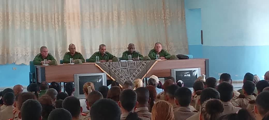 EjrcitoOrienta1's tweet photo. El General de División Eugenio Armando Rabilero Aguilera Jefe del Ejército Oriental  sostuvo un ameno y enriquecedor intercambio con alumnos de la Escuela Militar Camilo Cienfuegos de Manzanillo.
#FARCuba https://t.co/NTjSWVCScP
