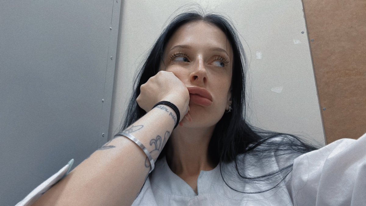 Я — самоирония Алины 💊 tweet media