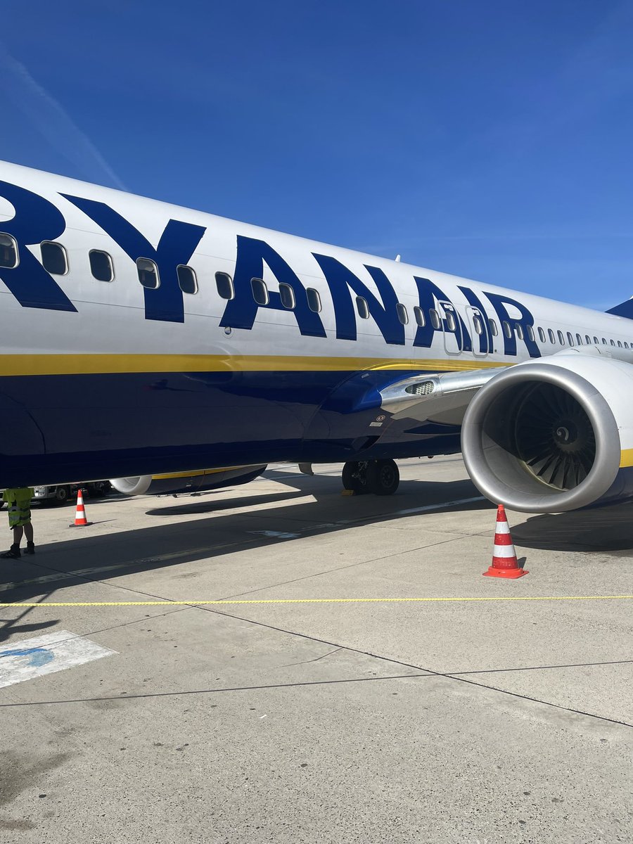 CrawlyJordi's tweet photo. We’re on our way to Budapest (via Vienna)!! #UpTheArsenal https://t.co/jqkrq3TK20