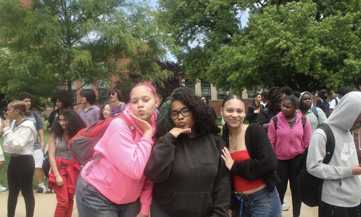 McCaskeyHS's tweet photo. 𝗟𝗔𝗦𝗧 𝗗𝗔𝗬 𝗢𝗙 𝗦𝗖𝗛𝗢𝗢𝗟 𝗩𝗜𝗕𝗘𝗦 😎

#McCaskeyProud

📸 Credit: WMCC’s Anthiana Manning https://t.co/BFBBsOrD3i