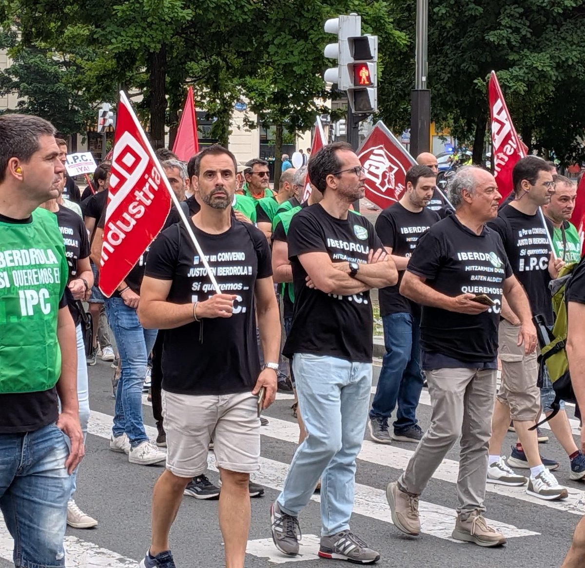 CCOOindustria's tweet photo. 🟤Cerramos con una gran movilización lo que ha sido una semana de digna lucha por un convenio justo para las trabajadoras y trabajadores de Iberdrola.
▪️KPIa orain! Hitzarmen duina orain! 
▪️Etorkizuna gureganatuz, aurrera Iberdrolako langileen borroka! https://t.co/eHNGCERxOB