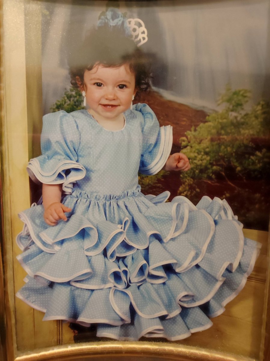 mariamrtn_'s tweet photo. poco se puede decir que no soy flamenca, si ya nací con una flor puesta en la cabeza 😂 https://t.co/yxHpuozVdE