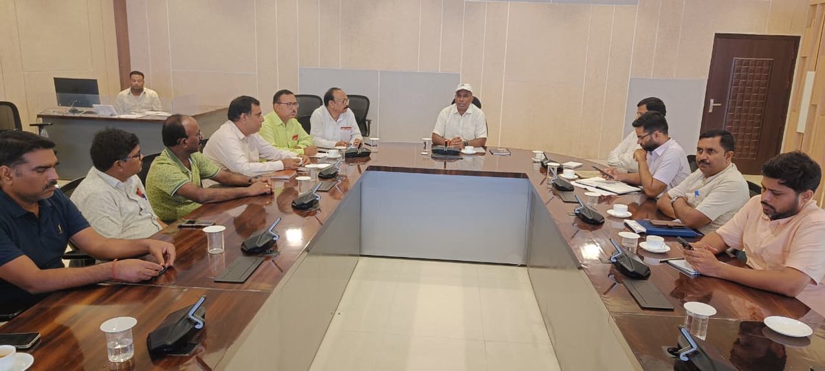 drmmalda's tweet photo. Malda Division conducted the 2nd PNM Meeting with ERMU on 29.05.2026 in the conference hall of the DRM Office, Malda. Issues pertaining to staff wellbeing were discussed to improve work efficiency. This was the 2nd PNM meeting held in the year 2026. #PNMMeeting #ERMU https://t.co/JKLRtlzcf1